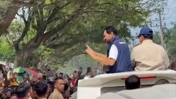 Satu Mobil Dengan Mualem, Prabowo Disambut Warga Aceh Tamiang