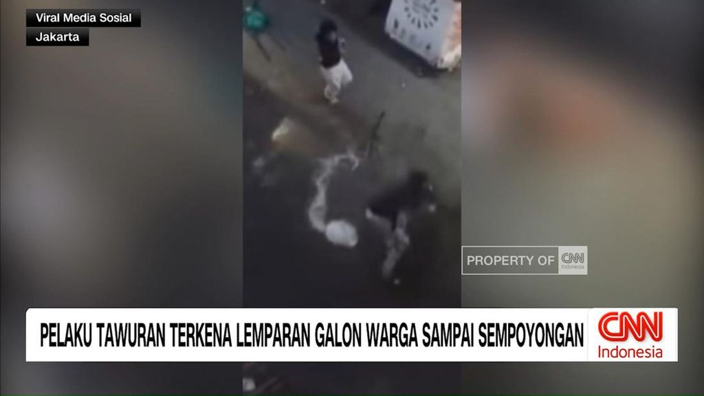 VIDEO: Pelaku Tawuran Terkena Lemparan Galon Warga hingga Sempoyongan
