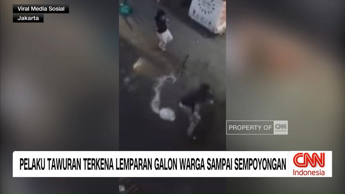 VIDEO: Pelaku Tawuran Terkena Lemparan Galon Warga hingga Sempoyongan