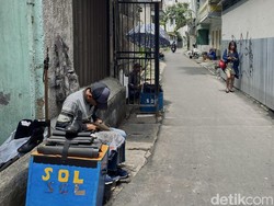 Ketika Sepatu Tak Lagi Baru, Tukang Sol Tetap Setia Menunggu