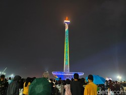 Bahagianya Warga Saksikan Video Mapping-Countdown Tahun Baru 2026 di Monas