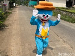 Tangis Haru Badut Perempuan Viral di Mojokerto Saat Beri Kejutan Ibu