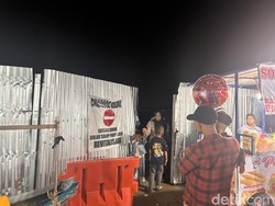 Warga Paksa Masuk Gerbang BKB Saat Malam Tahun Baru demi Foto Latar Ampera