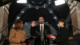 FOTO: Momen Mamdani Jadi Walkot NY Pertama Disumpah Pakai Al-Quran