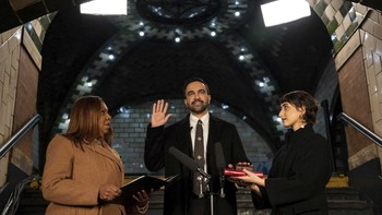 FOTO: Momen Mamdani Jadi Walkot NY Pertama Disumpah Pakai Al-Quran