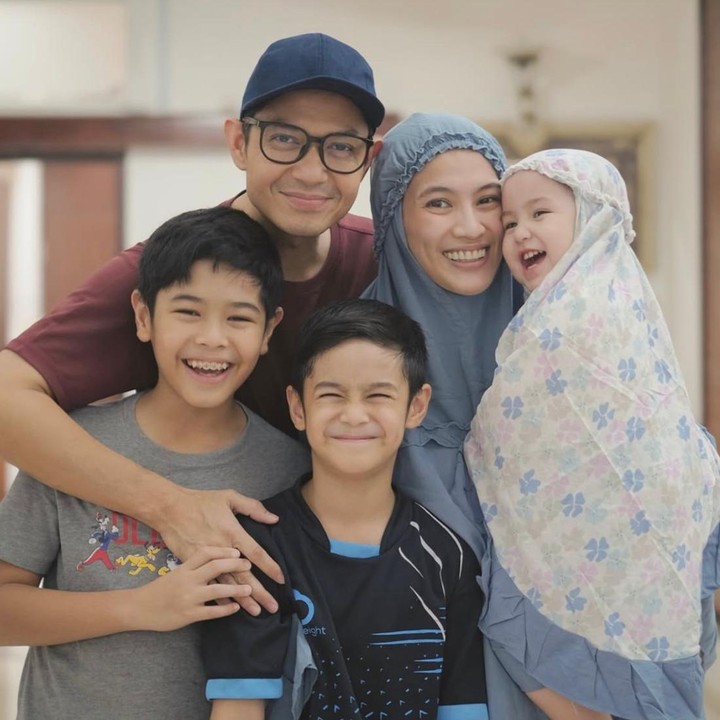 <p>Pasangan artis Alyssa Soebandono dan Dude Harlino resmi mengikat janji suci pernikahannya pada 22 Maret 2014. Memasuki usia pernikahan yang ke-12 di tahun 2026 ini, rumah tangga mereka dikenal harmonis dan jauh dari kabar miring. Pasangan ini juga telah dikaruniai tiga orang anak, Bunda. (Foto: Instagram @ichasoebandono)</p>