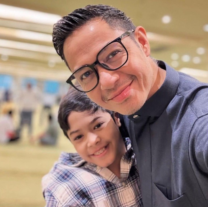 <p>Anak pertama Alyssa dan Dude, Muhammad Dirgantara Ariendra Harlino atau yang akrab disapa Rendra, lahir pada 19 Februari 2015. Kini sudah berusia sepuluh tahun, Rendra tak hanya memiliki paras yang tampan, tetapi ia juga berhasil menghafal Al-Qur'an juz 29 dan 30 hanya dalam waktu dua tahun lho, Bunda. (Foto: Instagram @dude2harlino)</p>