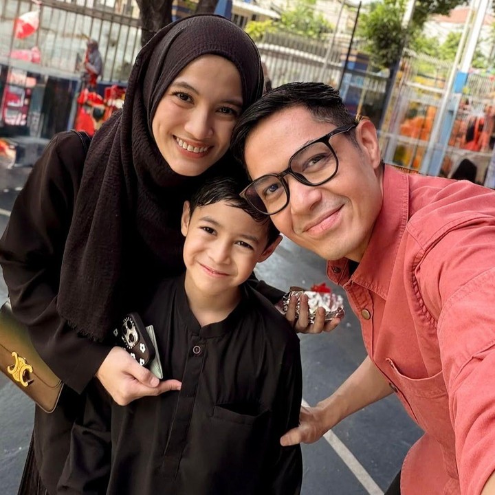 <p>Putra kedua Alyssa Soebandono dan Dude Harlino, Malik Mahendra Harlino alias Malik, lahir pada 2 Agustus 2017 dan kini sudah berusia 8 tahun. Sebagai anak tengah, Malik kini tampil sebagai sosok kakak yang penyayang bagi adik kecilnya, Aulia, sekaligus adik bagi sang kakak, Rendra. (Foto: Instagram @ichasoebandono)</p>