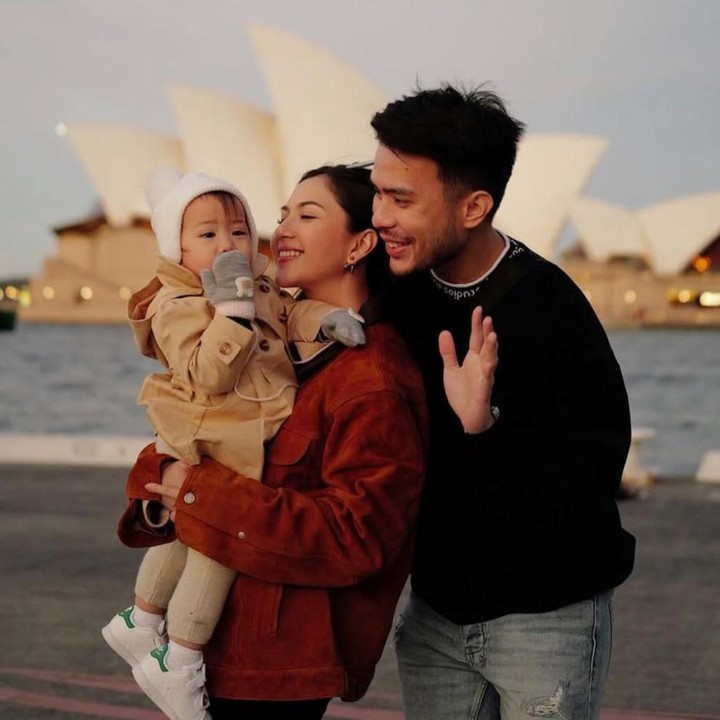 <p>Artis Jessica Mila kini tengah berbahagia menjalani peran barunya sebagai Bunda dari satu anak. Setelah menikah dengan Yakub Hasibuan pada tahun 2023, kebahagiaan pasangan ini kini semakin lengkap ketika putri kecilnya, Kyarra Arunika Hasibuan, hadir menjadi warna baru bagi mereka. (Foto: Instagram @jscmila)</p>