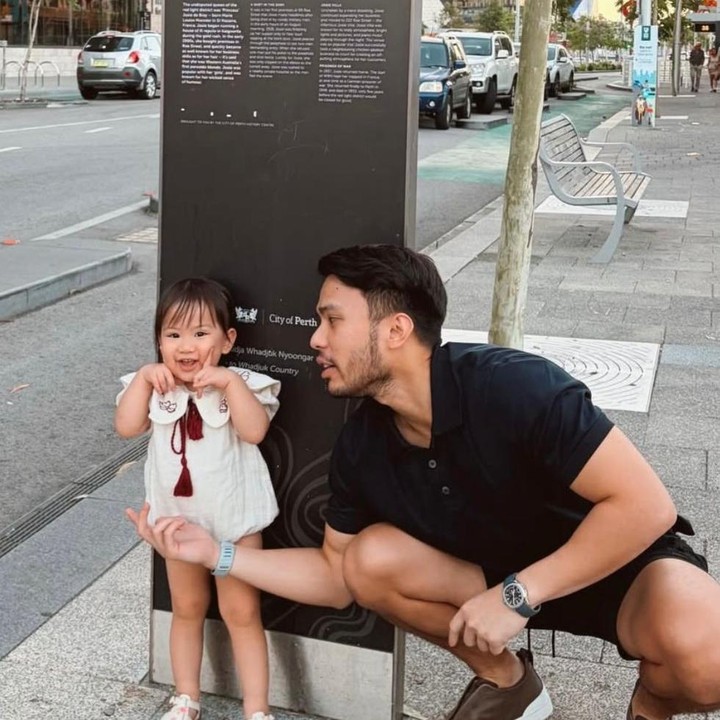 <p>Sejak awal kelahirannya, Kyarra memang sudah mencuri perhatian netizen. Si Kecil yang lahir pada 20 Maret 2024 ini sekarang sudah pintar berjalan dan kerap tampil ceria setiap kali potretnya dibagikan sang Bunda lewat Instagram. (Foto: Instagram @jscmila)</p>