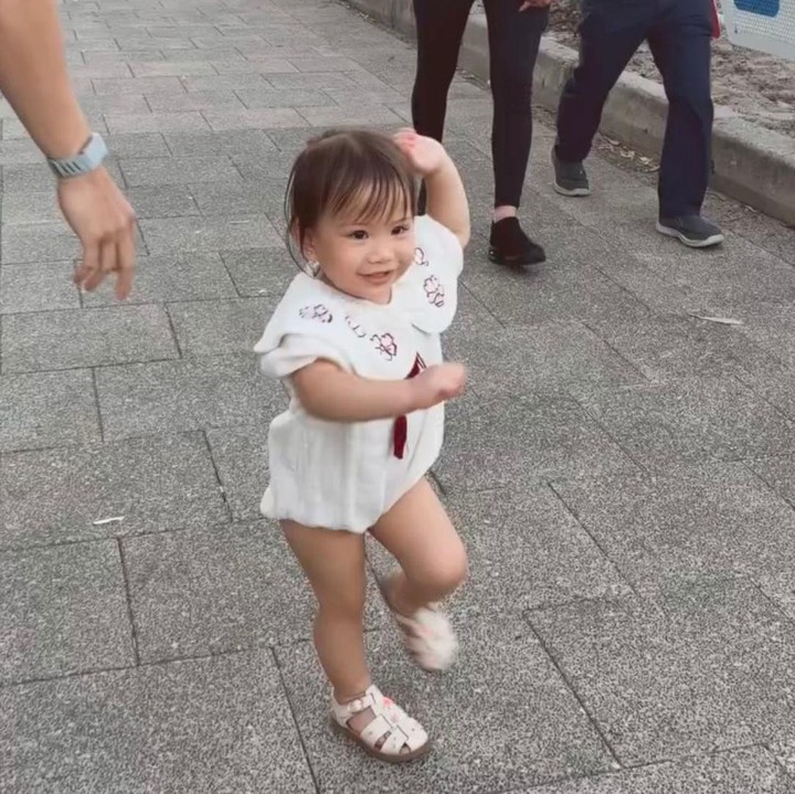 <p>Baru-baru ini, Jessica Mila kembali mengunggah momen liburan sang putri, Kyarra, saat pergi ke luar negeri. Tak hanya tampil cantik, penampilan Kyarra juga kerap membuat netizen salah fokus dengan gaya <em>outfit</em>-nya, Bunda. "Musim panas di bulan Desember," tulis Jessica Mila melalui Instagramnya. (Foto: Instagram @jscmila)</p>