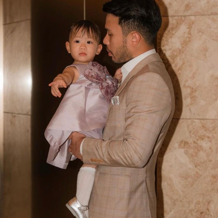 <p>Seperti pada potret yang satu ini, Kyarra terlihat begitu menggemaskan mengenakan <em>dress</em> cantik berwarna ungu. Penampilannya pun semakin tampak&nbsp;anggun&nbsp;karena dilengkapi dengan sepatu dan kaos kaki panjang yang senada. (Foto: Instagram @jscmila)</p>