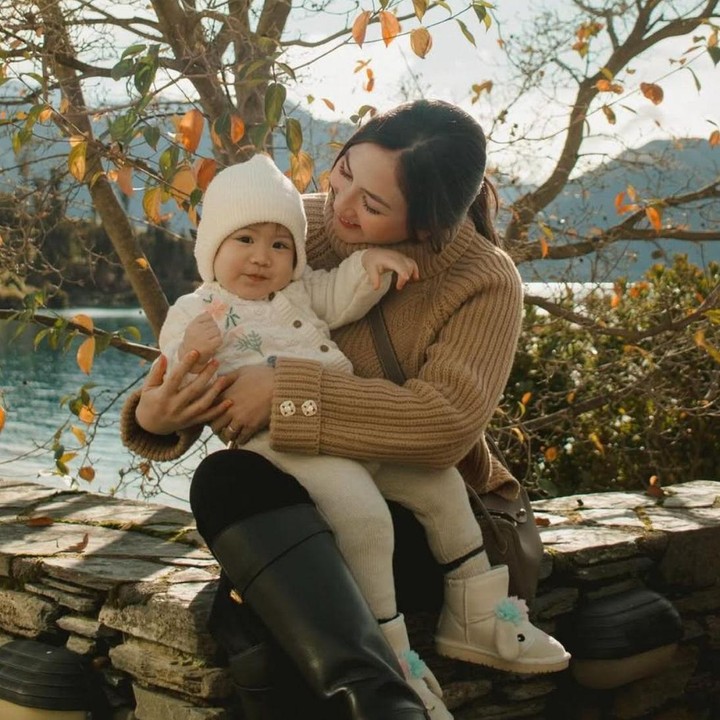 <p>Ketika tengah asyik pergi berlibur bersama orang tuanya, Kyarra tampil&nbsp;<em>cute</em> mengenakan <em>cardigan</em>&nbsp;putih yang dipadukan dengan celana abu-abu muda serta sepatu <em>boots</em>. Dirinya pun terlihat semakin menggemaskan saat memakai topi kupluk berwarna putih, Bunda. (Foto: Instagram @jscmila)</p>