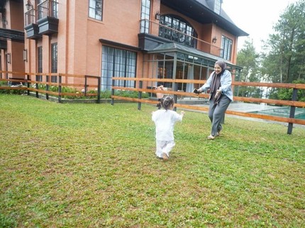 7 Potret Rumah Zaskia Sungkar bak 'Harvest Moon' di Dunia Nyata, Desain Kandang Kuda Indah