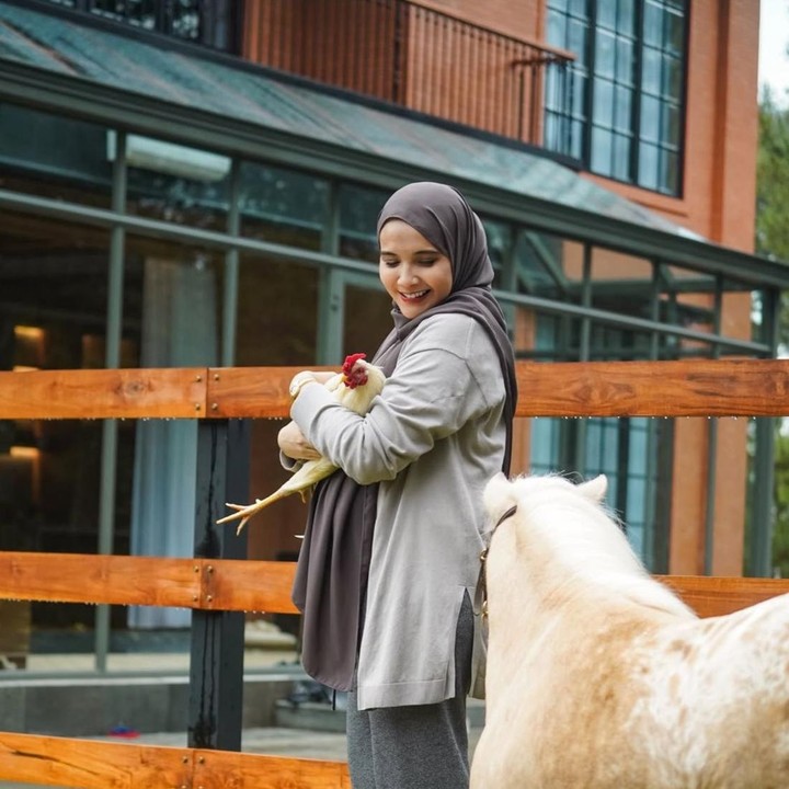 <p>Artis cantik Zaskia Sungkar kembali mencuri perhatian setelah baru-baru ini membagikan beberapa potret rumah barunya lewat Instagram. Istri Irwansyah ini tampak memamerkan hunian mewah miliknya yang berlokasi di Bogor, Jawa Barat, dengan desain yang terlihat nyaman untuk keluarga. (Foto: Instagram @zaskiasungkar15)</p>
