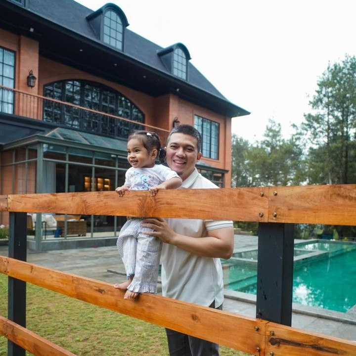 <p>Melihat dari potretnya, terlihat tepat di bagian depan rumahnya terdapat kolam renang yang tampak luas. Kolam renang <em>outdoor</em> ini dikelilingi pepohonan yang asri sehingga suasananya terasa begitu sejuk. Menariknya, dari dalam rumah, kolam renang tersebut bisa terlihat jelas karena hanya dipisahkan oleh kaca besar, Bunda. "Membawa dunia <em>Harvest Moon</em> saya menjadi nyata. MasyaAllah Tabarakallah," tulis Zaskia lewat unggahannya di Instagram. (Foto: Instagram @zaskiasungkar15)</p>