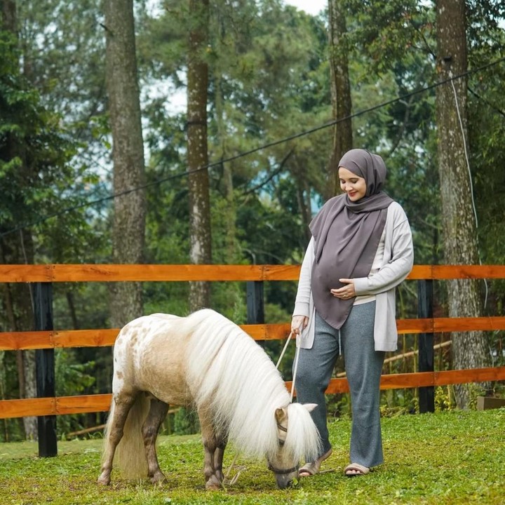 <p>Zaskia Sungkar memang memiliki hobi berkuda, Bunda. Karena itu, di hunian mewah barunya, ia memelihara berbagai jenis kuda, termasuk dalam potret ini saat dirinya sedang menuntun seekor kuda poni. (Foto: Instagram @zaskiasungkar15)</p>