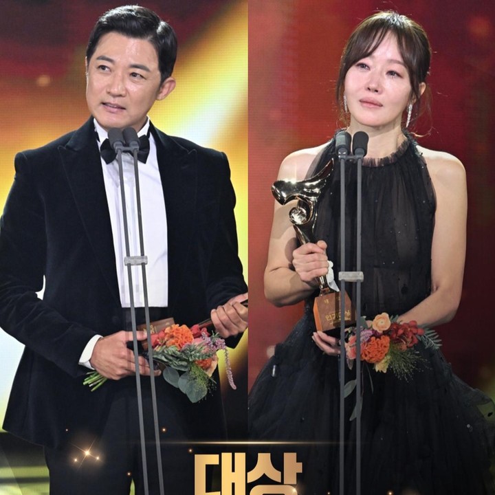 <p>Ahn Jae Wook dan Uhm Ji Won menunjukkan&nbsp;<em>chemistry</em> kuat sebagai pimpinan hotel dan perempuan tulang punggung keluarga dalam drama <em>For Eagle Brothers</em>. Mereka sukses raih <em>best couple</em> drakor 2025 di KBS Drama Awards. (Foto: Instagram @kbsdrama)</p>