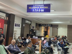 Samsat Manyar Surabaya Ramai di Hari Pertama Kerja Usai Libur Tahun Baru