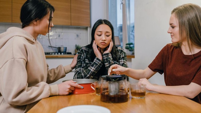 Kalimat “Aku paham bagaimana itu membuatmu stres”. Orang yang benar-benar peduli akan menunjukkan empati tinggi.