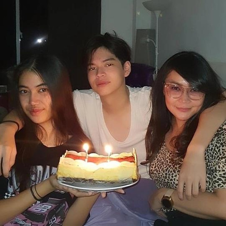 <p>Bukan pertama kalinya, Tessa juga kerap mengabadikan perayaan penting anak-anak, seperti foto berikut saat memberkan kejutan ulang tahun untuk sang putra. &ldquo;Selamat ulang tahun yang ke-16 anak gantengku,&rdquo; tulisnya.&nbsp;(Foto: Instagram @tessakaunang_tuiit)</p>