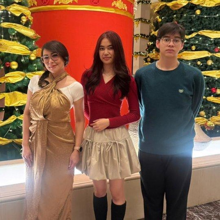 <p>Unggahan kebersamaan tersebut pun selalu mendapat respons positif dari netizen, Bunda. Sebab, tak sedikit dari mereka yang terpesona dengan wajah anak-anaknya. &ldquo;Anak-anaknya cakep-cakep,&rdquo; tulis akun <em>@niketut.lisna****.</em> &ldquo;Cakep dan cantik anak-anaknya mba,&rdquo; tulis akun <em>@reny.oel****.&nbsp;</em>(Foto: Instagram @tessakaunang_tuiit)</p>