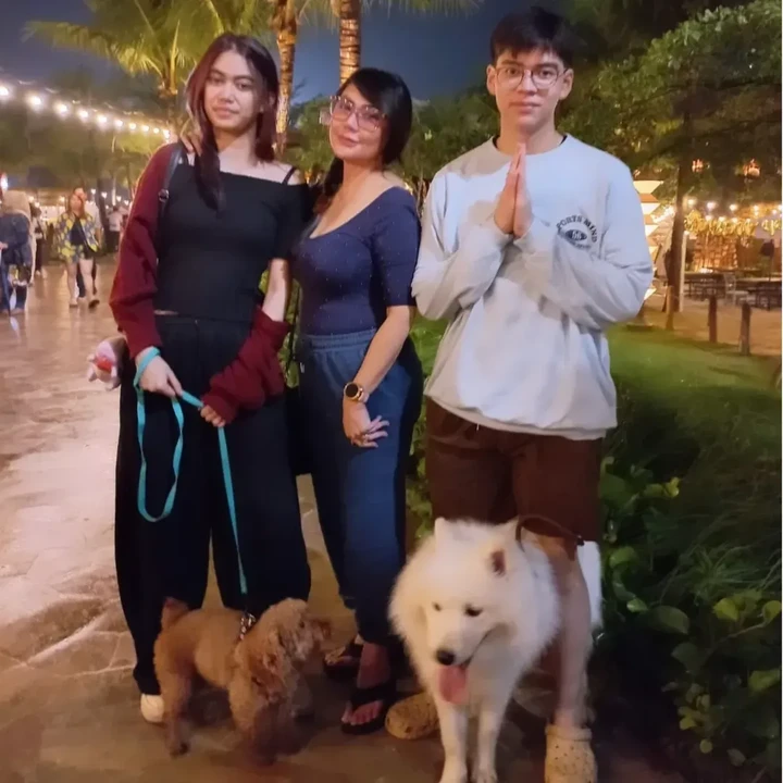 <p>Tak dapat dipungkiri lagi bahwa kehidupan anak artis tampaknya tak pernah lepas dari sorotan publik, terlebih ketika mereka mulai tumbuh dewasa. Hal ini juga dialami oleh kedua anak Tessa Kaunang dari pernikahannya dengan Sandy Tumiwa. (Foto: Instagram @tessakaunang_tuiit)</p>