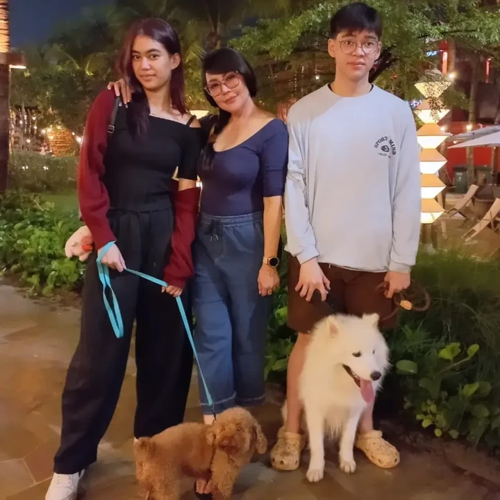 <p>Hal tersebut diketahui langsung melalui unggahan di akun Instagram pribadinya. Aktris 48 tahun itu tak jarang membagikan momen bersama anak-anak, termasuk saat merayakan malam pergantian tahu. &ldquo;Selamat Tahun Baru 2026. Semoga kita semua mendapatkan yang terbaik di tahun ini.. amin.. Semoga Tuhan memberkati kita semua,&rdquo; tulis Tessa, dikutip dari laman Instagram <em>@tessakaunang_tuiit,</em> Jumat (2/1/2026).&nbsp;(Foto: Instagram @tessakaunang_tuiit)</p>