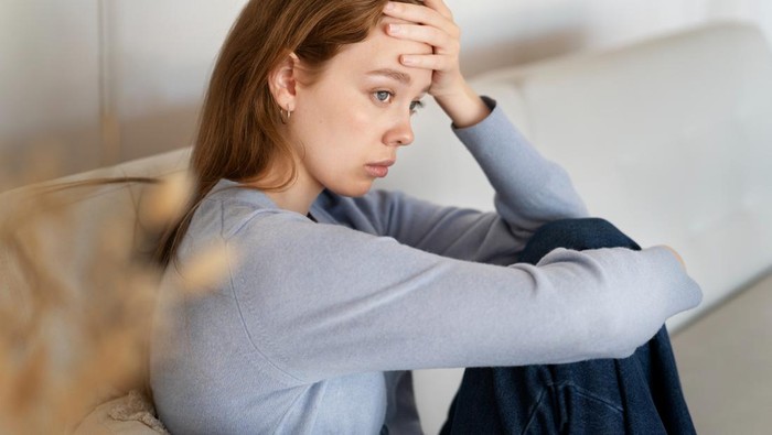 Post holiday blues adalah rasa sedih yang dirasakan usai liburan, ini terjadi karena adanya perubahan suasana hati. Meski sangat wajar, tapi ini bisa menguras energi.