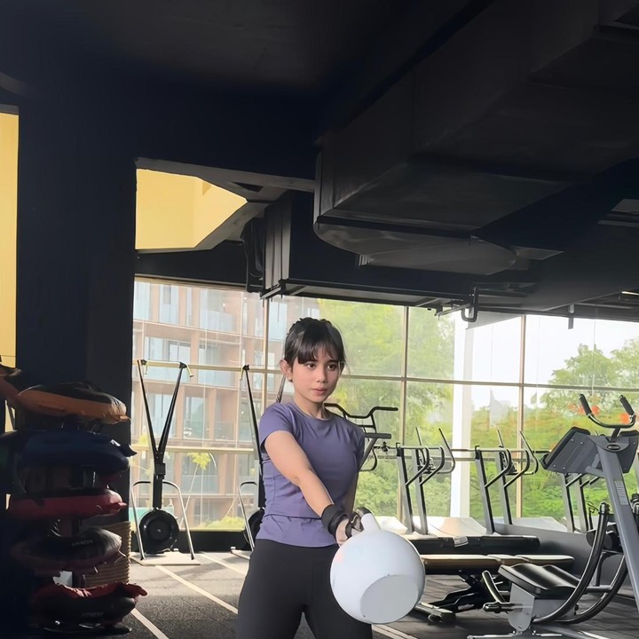 <p>Artis cantik Tissa Biani baru-baru ini terlihat tengah berolahraga di gym. Menurutnya, meski tahun telah berganti, komitmen untuk tetap tampil sehat dan bugar tak akan berubah. &ldquo;2026. New energy. Same discipline," tulisnya. (Foto: Instagram @tissabiani)</p>