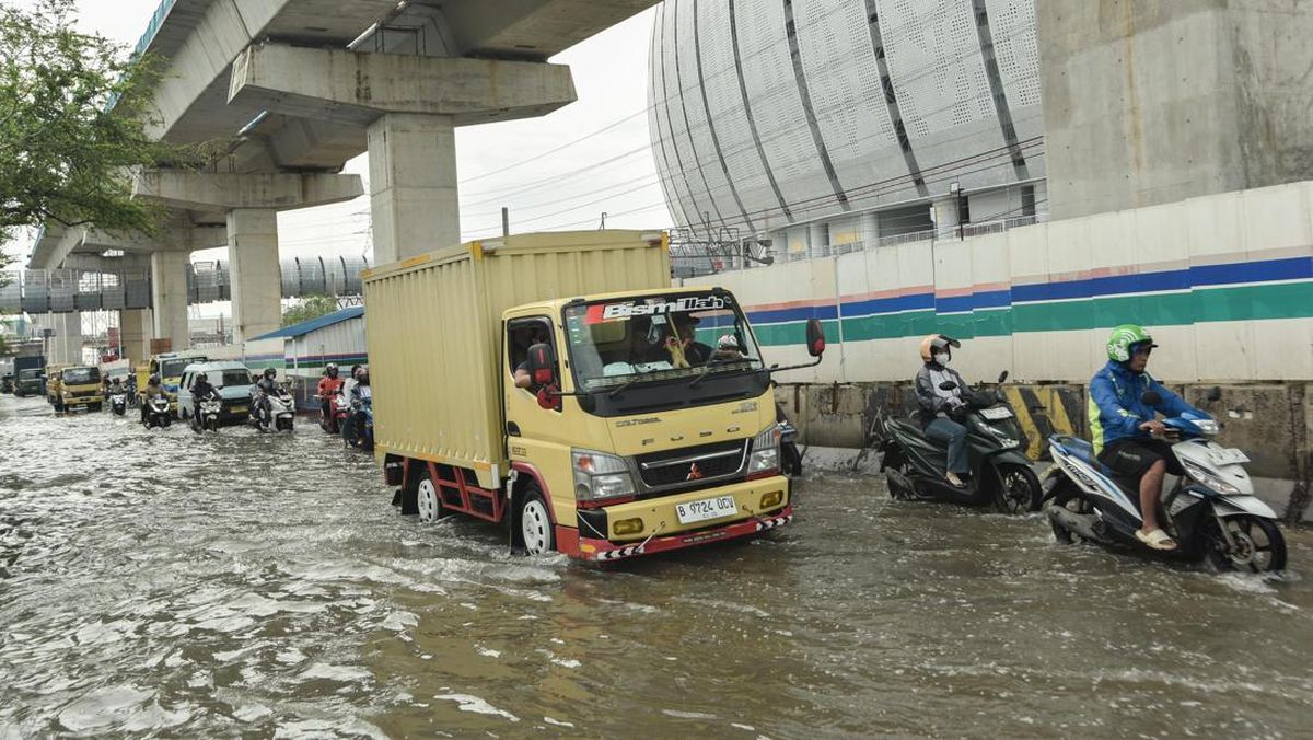 Banjir Rob Rendam Jalan Depan Jakarta International Stadium