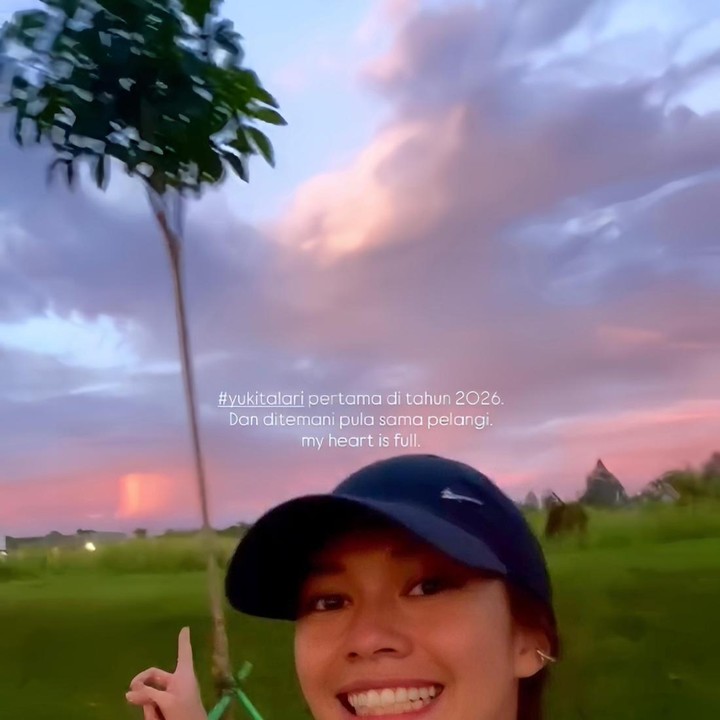 <p>Bintang film <em>Monyet Cantik</em>, Yuki Kato, juga tak kalah aktif. Ia memamerkan aktivitas lari pertamanya di tahun 2026. Momen ini makin spesial karena olahraga pertamanya disambut oleh langit cantik yang berhasil ia abadikan. (Foto: Instagram @yukikt)</p>