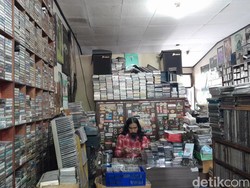 Menjaga Irama Kaset Pita di Ruko Dipatiukur Bandung