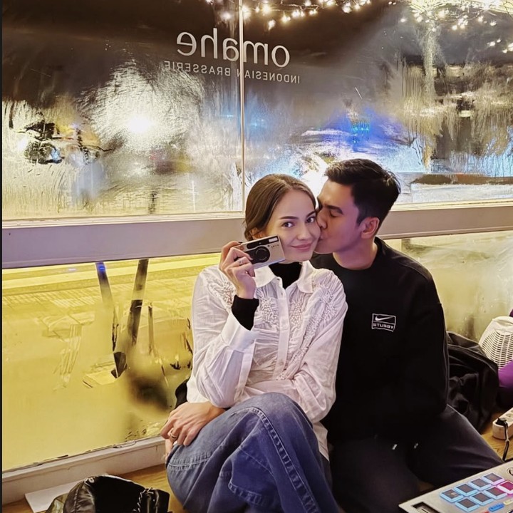 <p>Keduanya menghabiskan malam pergantian tahun baru dengan menikmati pesta kembang api. Dalam unggahan di Instagram Story, nampak Enzy berpose mesra dengan sang suami. (Foto: Instagram @enzystoria)</p>