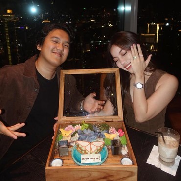 Tahun Baru Status Baru, 7 Momen Bahagia Frislly Herlind Dilamar Difa Ryansyah