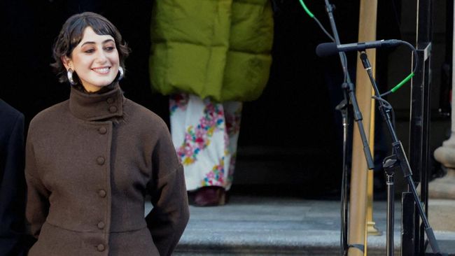 Penampilan istri Wali Kota New York, Rama Duwaji disorot gara-gara mengenakan busana crop top yang memamerkan perutnya saat momen berbuka puasa.