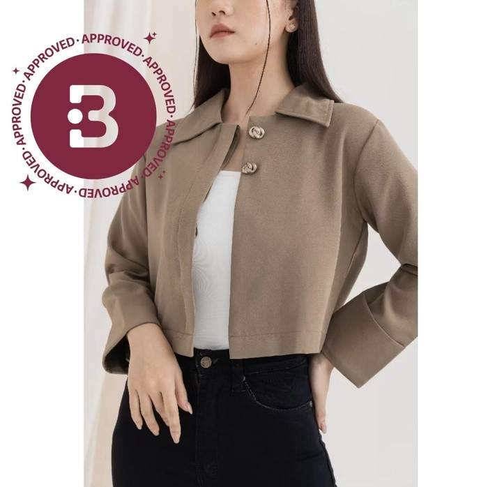 Get The Look: Inspirasi Outfit Casual ke Kantor ala Aaliyah Massaid