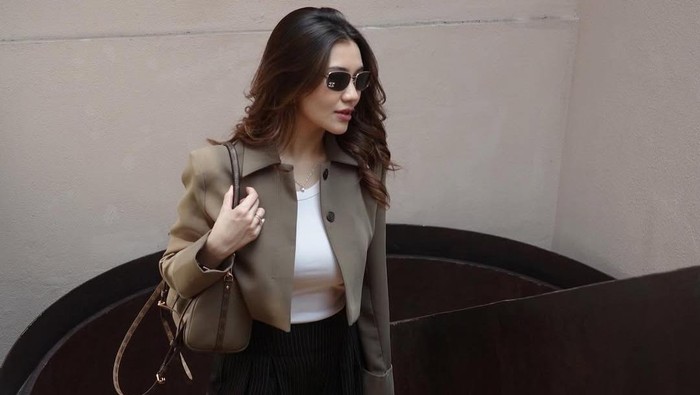 Get The Look: Inspirasi Outfit Casual untuk Kembali ke Kantor ala Aaliyah Massaid