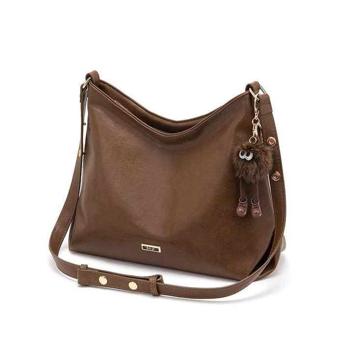 Get The Look: Inspirasi Outfit Casual ke Kantor ala Aaliyah Massaid