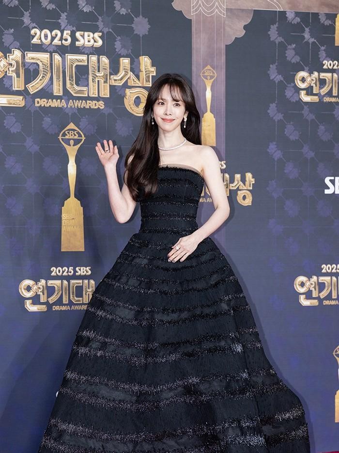 Han Ji Min menyapa pers dalam langkah anggunnya berbalutkan strapless dress hitam yang semakin bersinar dengan satu set perhiasan menghiasi figur cantik awet muda tak lekang oleh waktu./ Foto:dispatch.co.kr