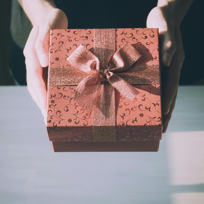 Kamu mungkin pernah menyimpan hadiah dari orang lain, meskipun kamu sebenarnya tidak menyukai hadiah itu atau tidak menginginkannya. Namun, daripada menumpuknya di laci atau tempat lainnya, kamu sebaiknya menyingkirkan hadiah tersebut.
