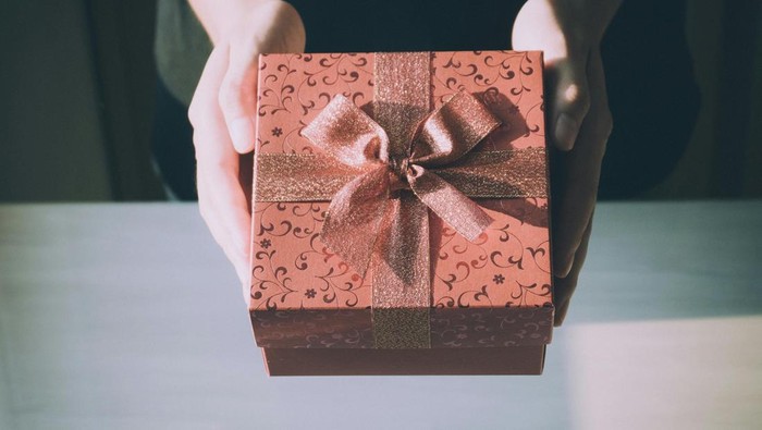 Kamu mungkin pernah menyimpan hadiah dari orang lain, meskipun kamu sebenarnya tidak menyukai hadiah itu atau tidak menginginkannya. Namun, daripada menumpuknya di laci atau tempat lainnya, kamu sebaiknya menyingkirkan hadiah tersebut.