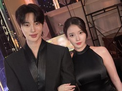 Jelang Perfect Crown, 7 Potret Chemistry IU & Byeon Woo Seok di Belakang Panggung