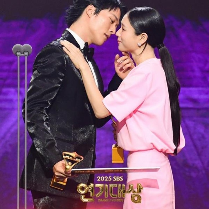 <p>Jang Ki Yong dan Ahn Eun Jin tampil memukau dalam drama Korea&nbsp;<em>Dynamite Kiss</em>. <em>Chemistry</em> mereka bikin pasangan ini raih <em>best couple</em> drama Korea di SBS Drama Awards 2025. (Foto: Instagram @sbsdrama.official)</p>