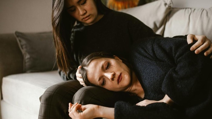 Kalimat “Kalau itu terjadi padaku, aku akan merasakan hal yang sama”. Orang yang benar-benar peduli akan berusaha untuk relate.