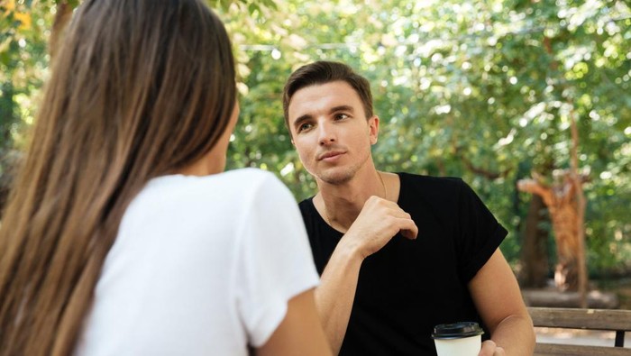 5 Kalimat Sehari-hari yang Diam-Diam Bisa Menjatuhkan Kepercayaan Diri Pria