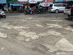 Jalan Dipatiukur Bandung yang Berhias Lubang