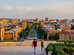 Yerevan: Kota Pink yang Merona Alami dari Jejak Batu Vulkanik