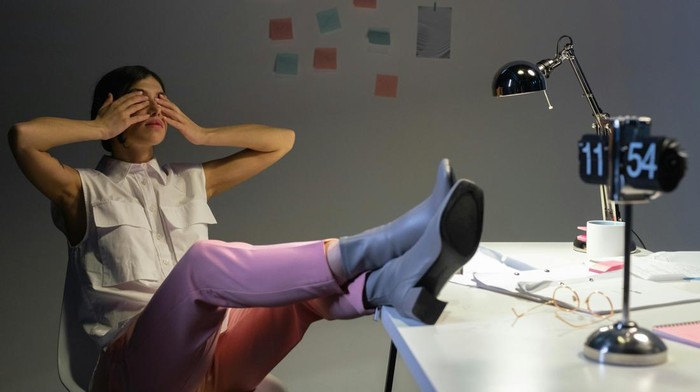 Kurang kesadaran akan waktu. Mereka tidak optimis akan waktu dan merasa waktu mereka fleksibel.