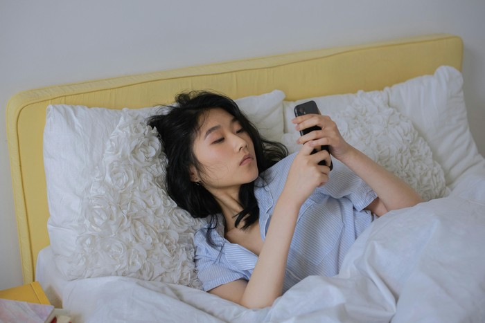 Kurang regulasi diri dan mudah terdistraksi. Terlalu asik bermain handphone, melihat notifikasi, chat orang, dan sebagainya bisa menyebabkan orang lupa waktu